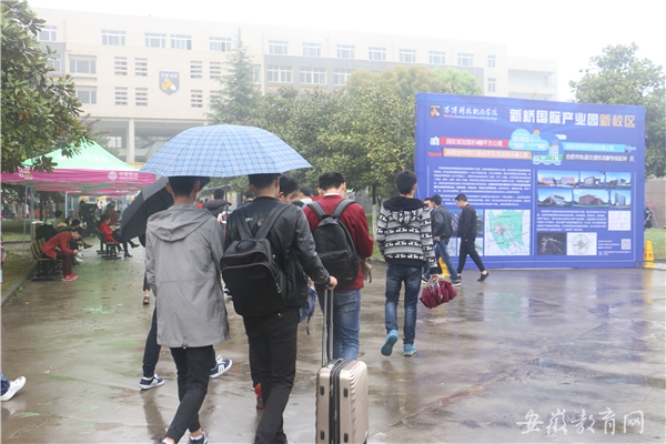 新校区展架_副本1.jpg